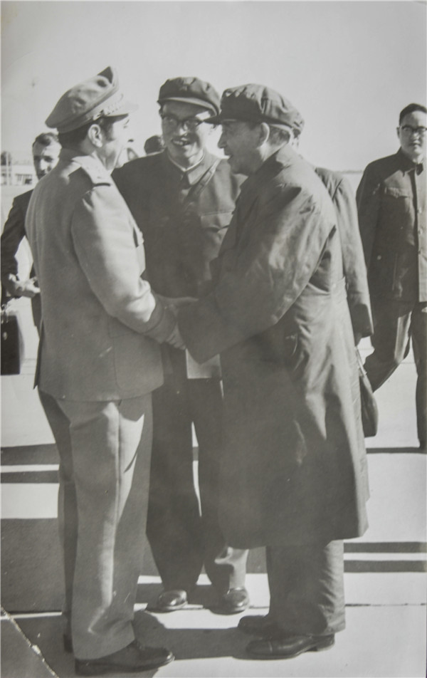 图2.张林初1974年在阿尔及利亚接待时任昆明军区司令员秦基伟.jpg