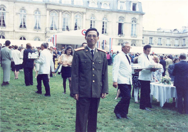 图3.张林初1990年参加法国总统在爱丽舍宫花园里举行的国庆招待会.jpg