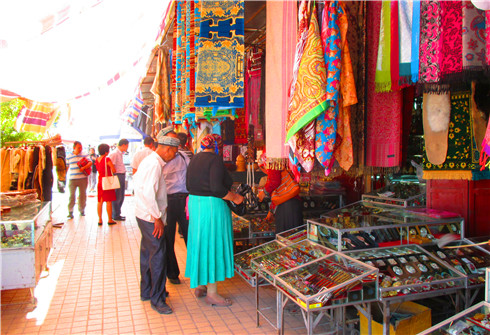 艾提尕尔清真寺南侧的小商品市场.JPG