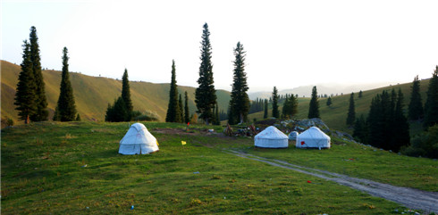 公路旁蒙古族牧民的帐篷.JPG