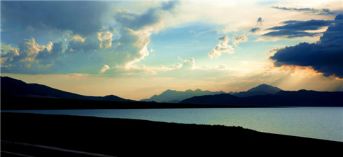赛里木湖畔的晚霞.JPG
