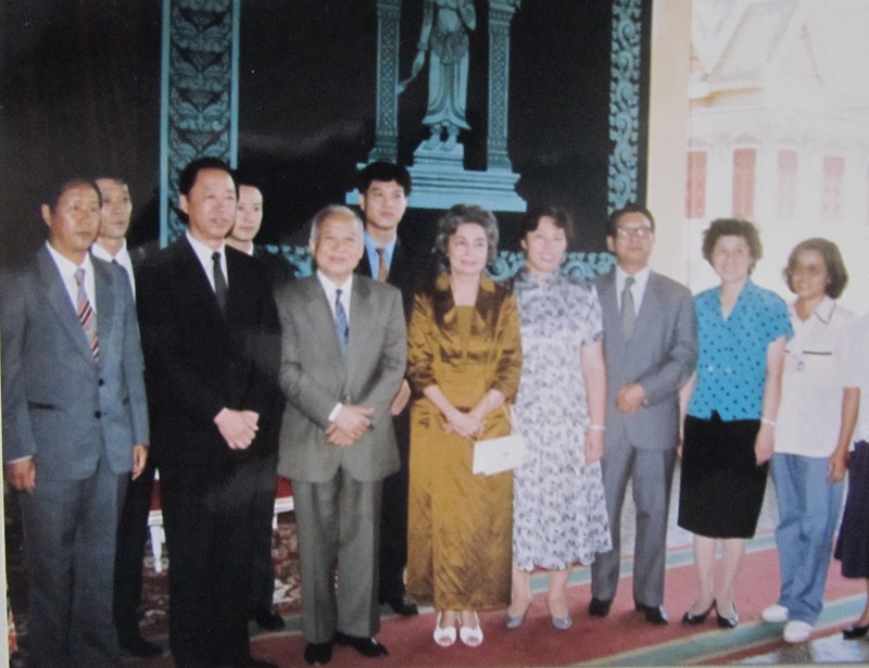 西哈努克国王和王后在王宫与使馆官员合影，左一为王忠田.JPG