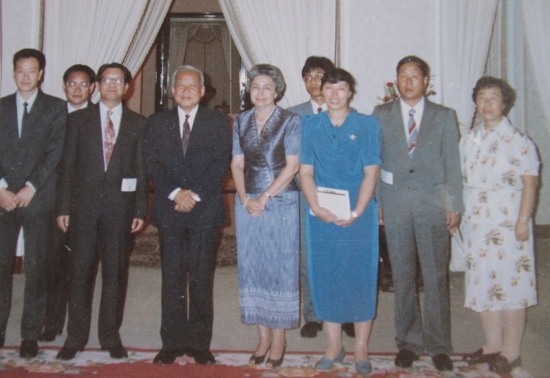 西哈努克国王和王后与中国驻柬使馆官员合影，右二为王忠田.JPG