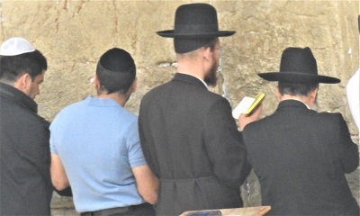 哭墙边戴圆帽和戴礼帽的犹太人.JPG
