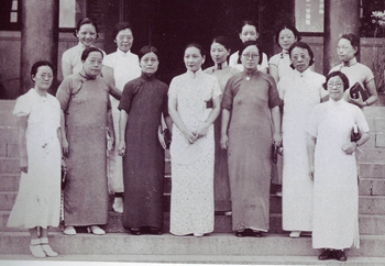 10、谢文秋（后排左一）与宋美龄（前排居中）等妇女干部在重庆.JPG