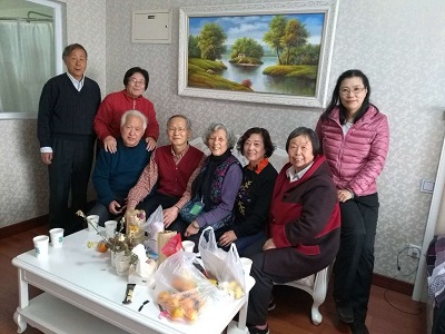 黄锡卿（坐者中）邀请老同事聚会，（2018年11月）.JPG