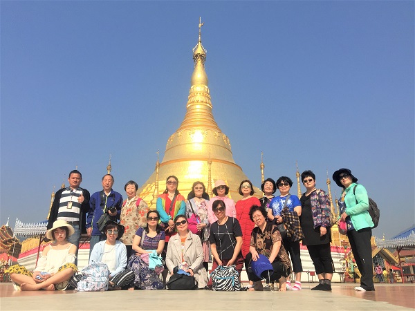 阿龙（后排左一）在缅甸大其力与旅游团合影，后排左二、三为作者夫妇）.jpg