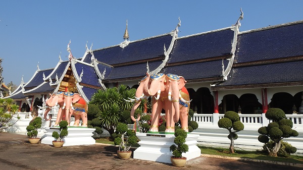 泰国清迈蓝庙一身三头大象塑像.JPG