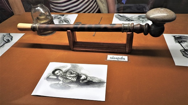 鸦片博物馆中展出的烟枪.JPG