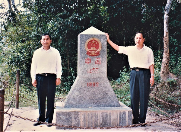 王忠田（右）与老挝琅南塔省军事指挥长西门中校在中老界碑合影.jpeg