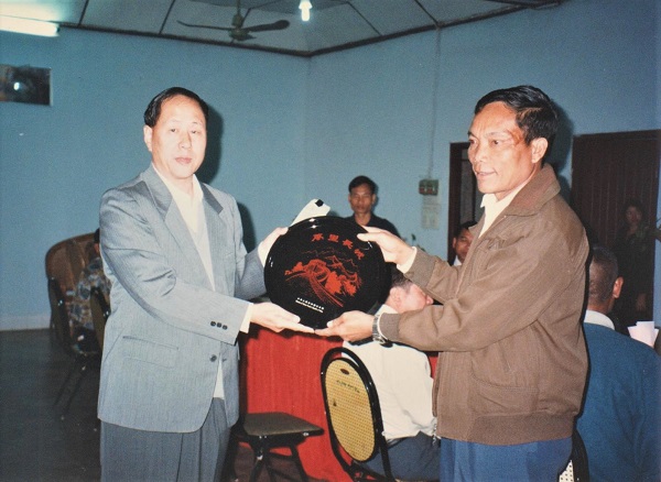 王忠田（左）向老挝琅南塔省委副书记赠送礼品.jpeg
