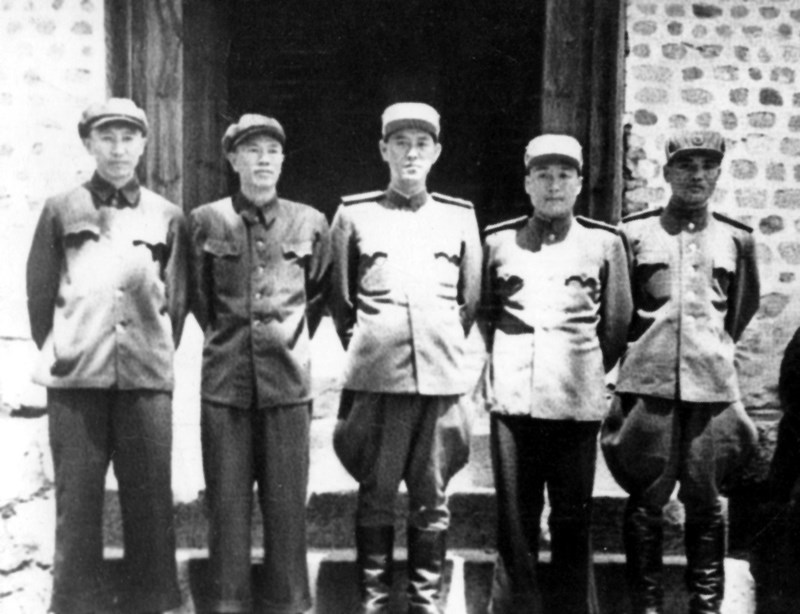 1951年朝鲜开城。这是朝、中代表团.jpg