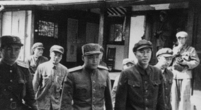 1951年7月志愿军参加朝鲜战争谈判代表们进入开城板门店会场时留影右四为南日（朝方代表）.jpg