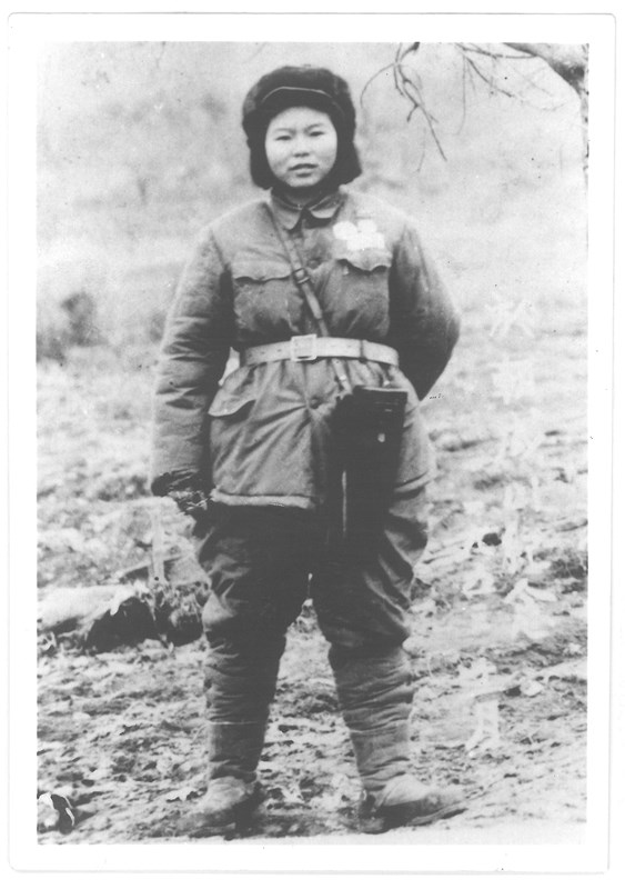 志愿军丘美华于1952年12月在朝鲜成川郡值第一班岗..jpg