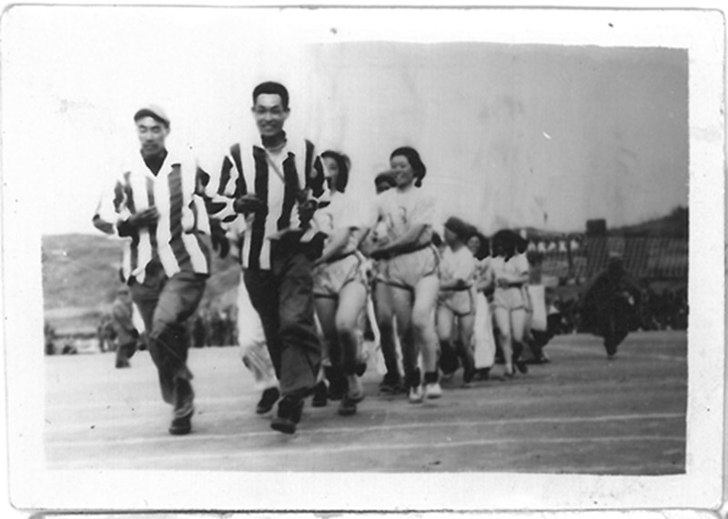 志愿军丘美华于1954年5月在朝鲜安州郡隆兴里参加赛跑运动会..jpg