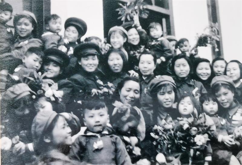 1954年代表志愿军回祖国慰问，和幼儿园的小朋友在一起_2.jpg