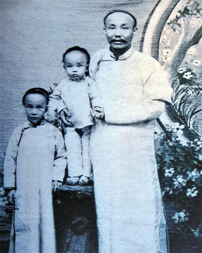 1908年冰心与父亲、大弟谢为涵合影于烟台_看图王.jpeg