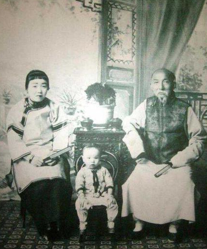 两岁的冰心与祖父和老姨太合影_看图王.jpg