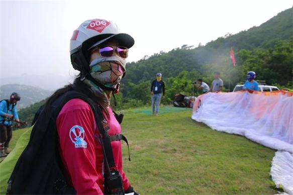 女子滑翔伞运动员2.jpg
