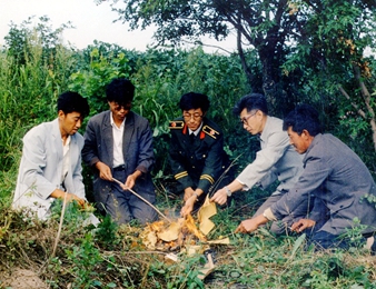 1988年夏给爹爹上坟_副本.jpg