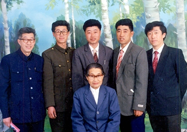1991年妈妈和五个儿子合影 高260.jpg