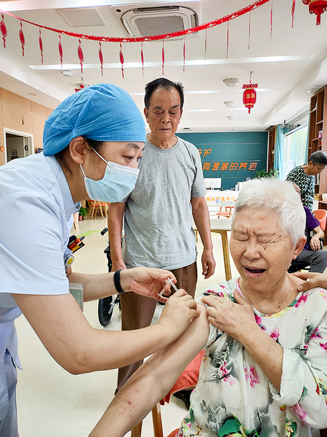 【重阳节】《抗疫疫苗送到敬老院》之四 摄影李文萍13705525255.jpg