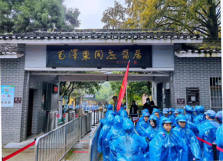 22 红色基因代代相传.jpg