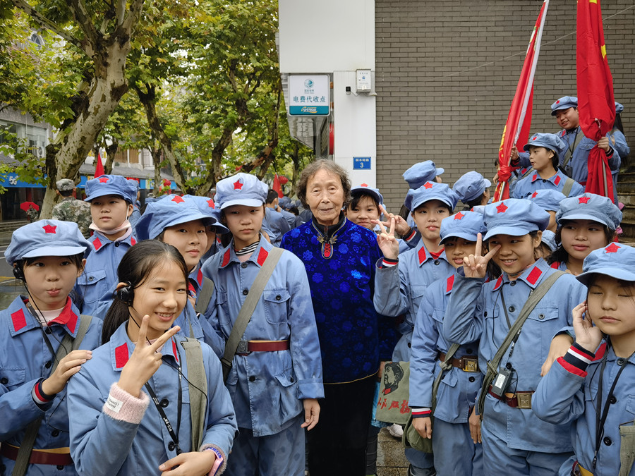 28孩子们簇拥着志愿军奶奶.jpg