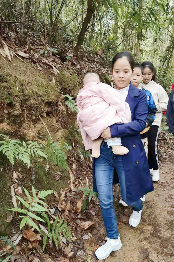 红军小道上走来的母亲和孩子.jpg