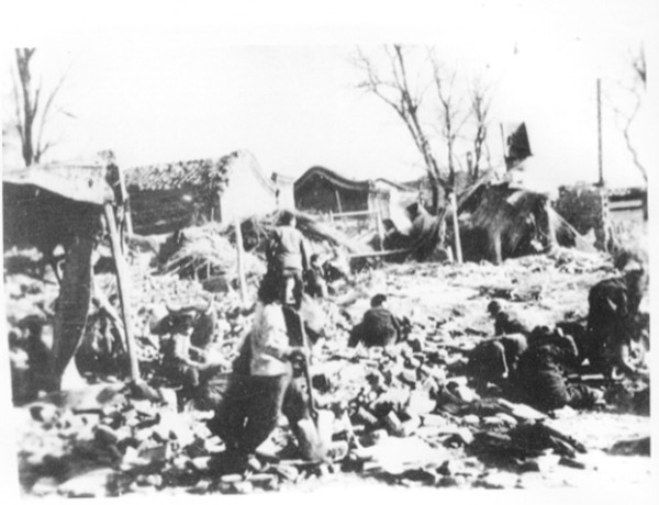 87-遭到敌机轰炸的老百姓在瓦砾中寻找亲人001_副本.jpg
