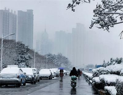 【虎年春节】《瑞雪降珠城》摄影王强13305529185。2022.2.7拍摄于蚌埠淮河大坝。2022年春节的这场雪，给放假期间的人们，增加了过年的味道。.jpg