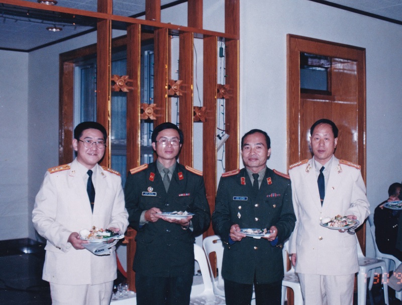 图5.王忠田（右一）与老挝军官在招待会上，左一为武官秘书.jpg