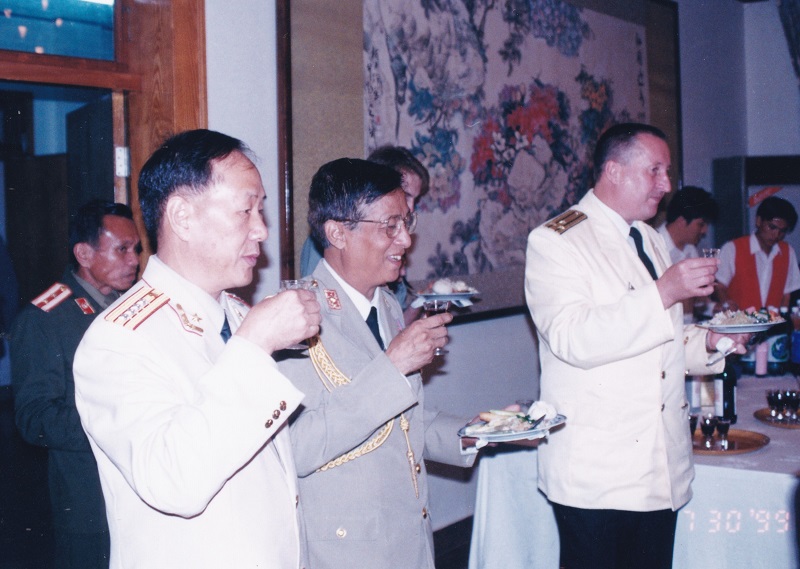 图6.王忠田（前左）与缅甸武官（前中）俄罗斯武官（前右）在招待会上.jpg