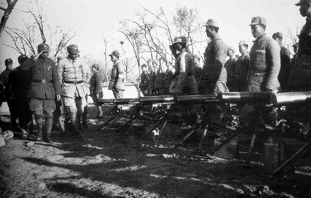 9-4， 黄土岭战斗结束后聂荣臻检阅了李德才带领的1团1营部队.jpg