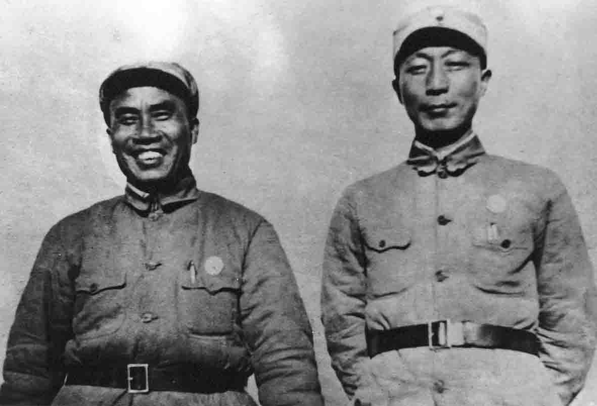 10-2,1940年，在晋东南桐峪，朱老总和聂荣臻一起检阅了李德才所在的南下支队.jpg