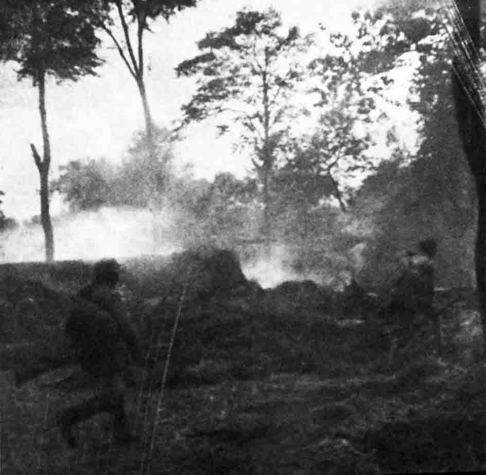 16-1清风店战斗中，解放军战士在向第3军阵地发起进攻.jpg