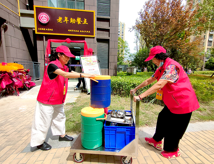 《无私奉献》摄影李文萍13705525255拍摄于大庆街道九巷社区老人助餐点开业时，禹会区兄弟志愿者协会的会员，在为助餐点无偿服务。.jpg