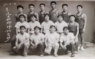 1972年8月东风公社排球队留影(1).jpg