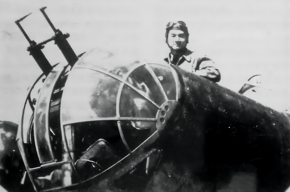苏联志愿队轰炸机飞行员在飞机上(1).png